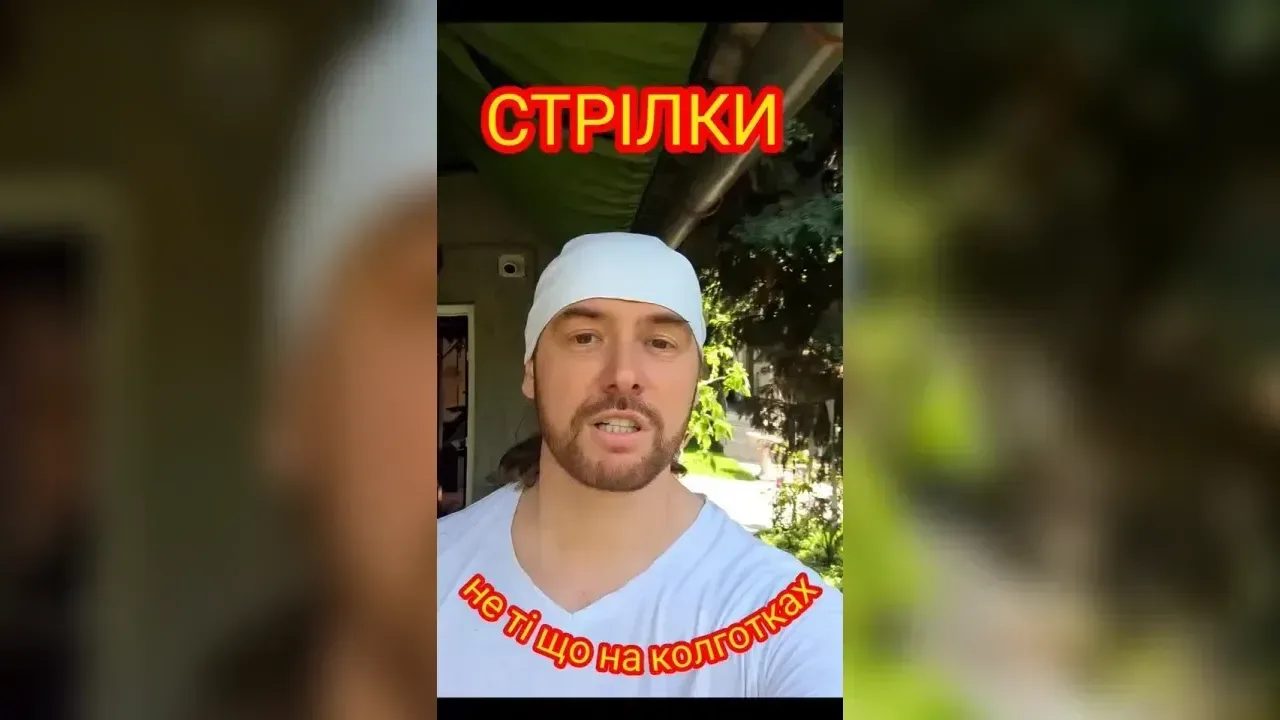 Смажені цибульні стрілки з м'ясом і яйцями