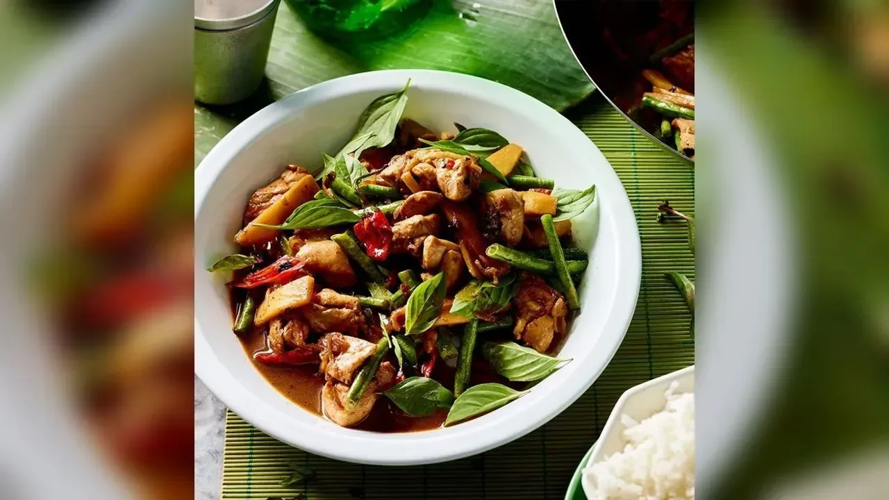 Stir-fried chicken with chillies & basil
