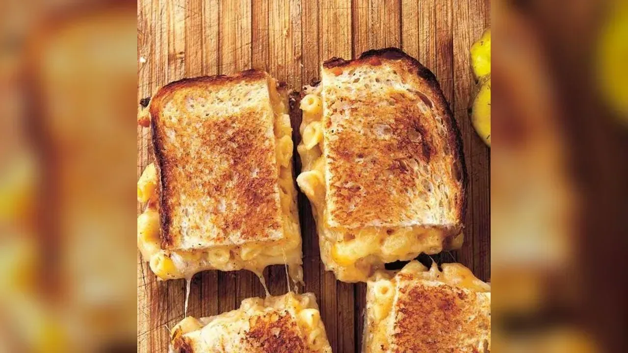Grilled Mac and Cheese Sandwich