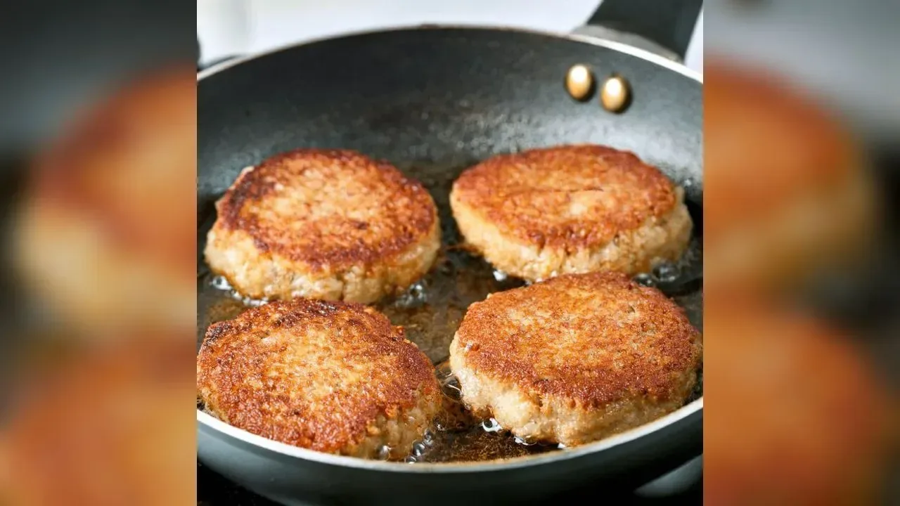 Karbonader (Lean Beef Patties) with Caramelized Onions