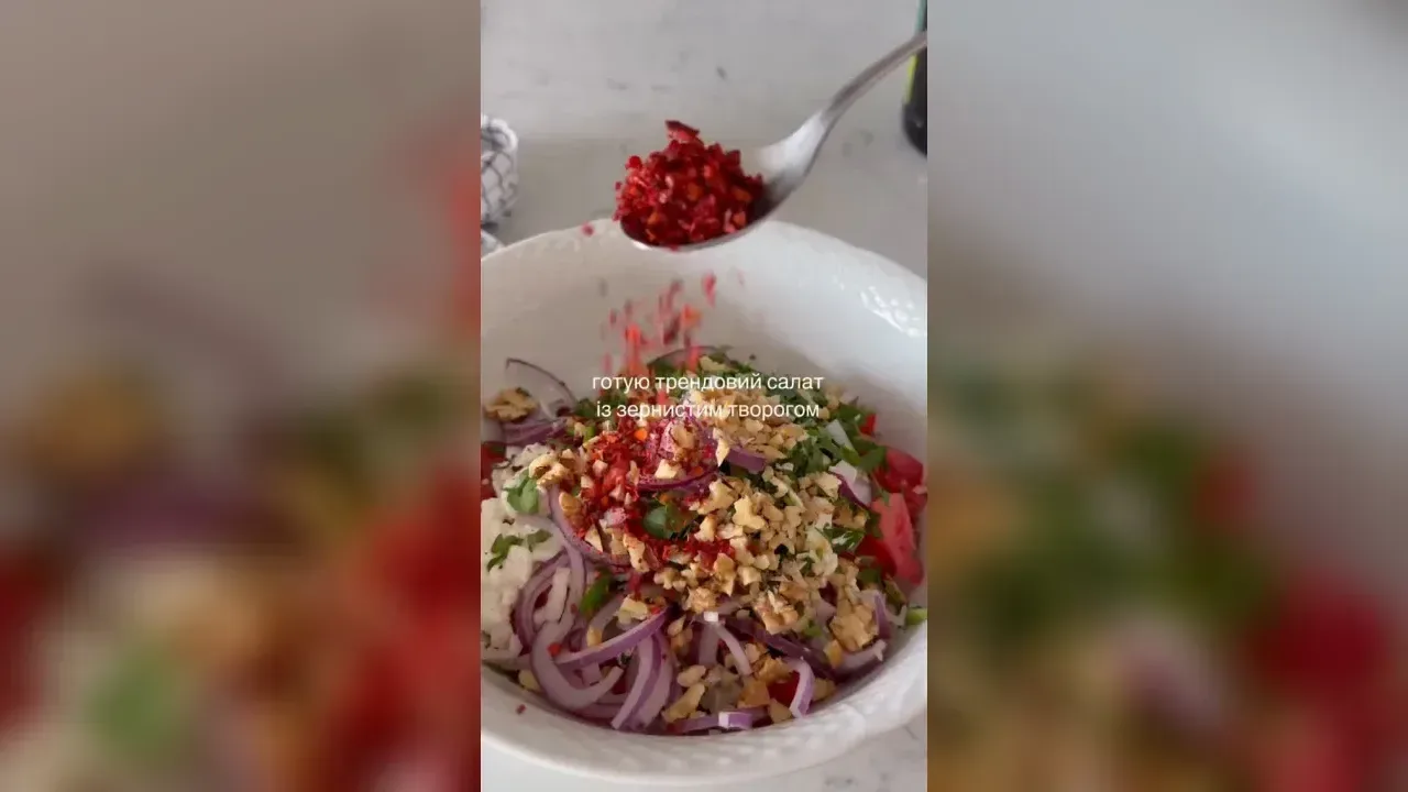 Tomato salad with cottage cheese, bell pepper and nuts