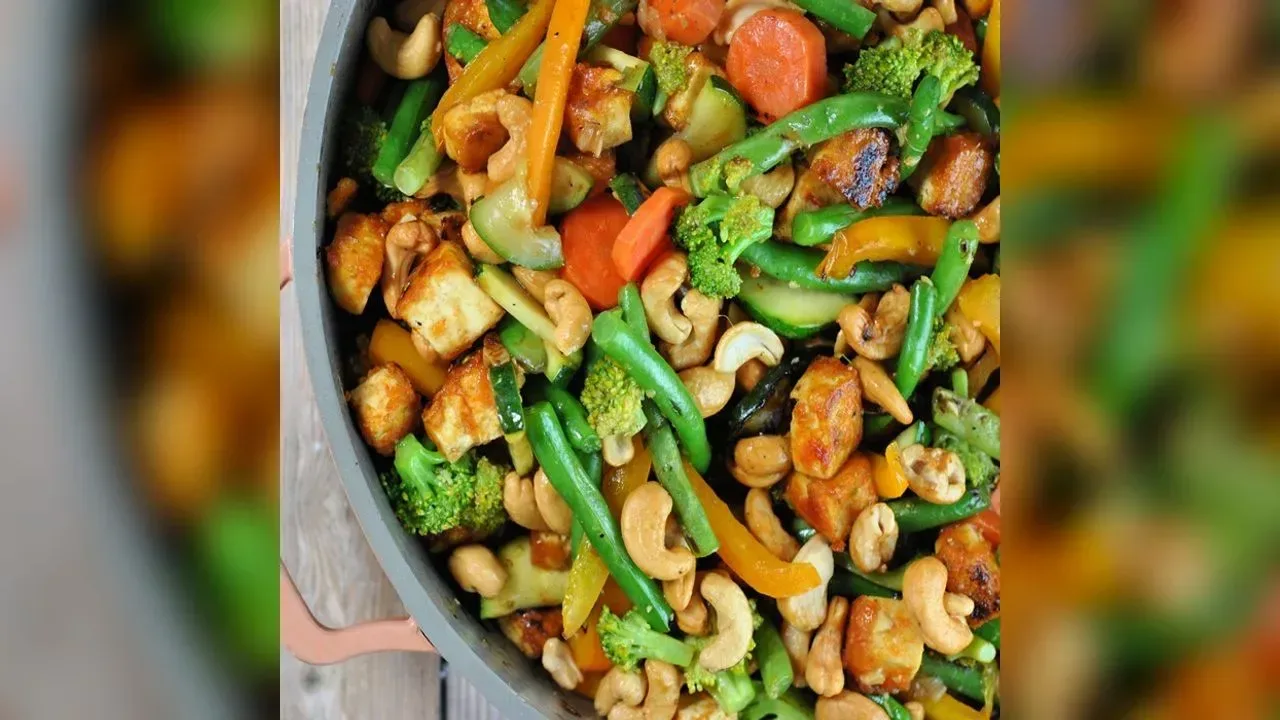 Tofu, greens & cashew stir-fry