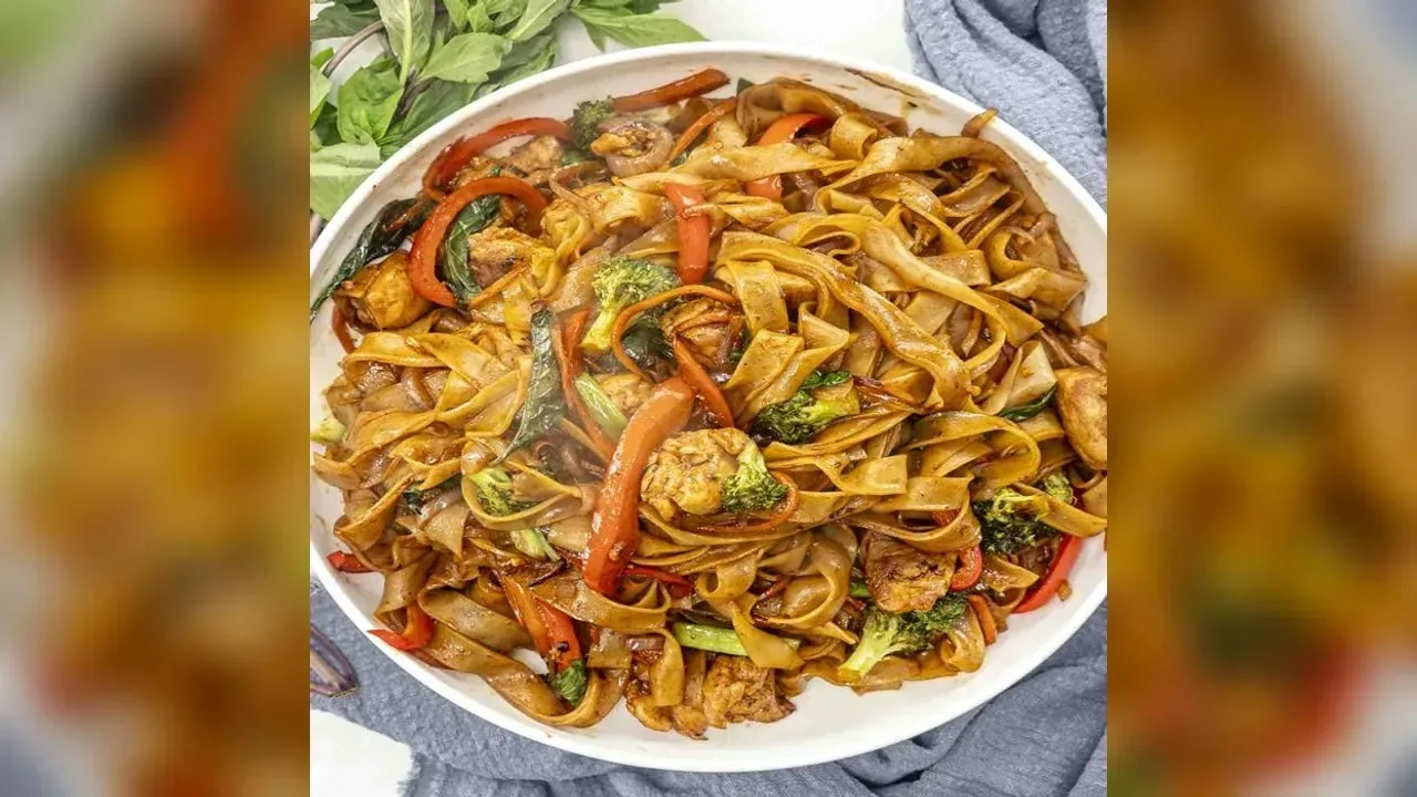 Drunken noodles (pad kee mao)