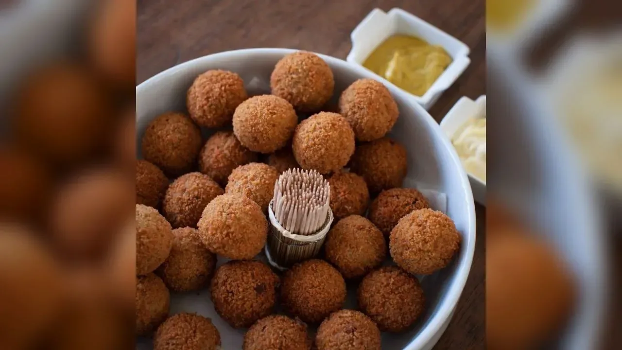 Bitterballen (Dutch meatballs)