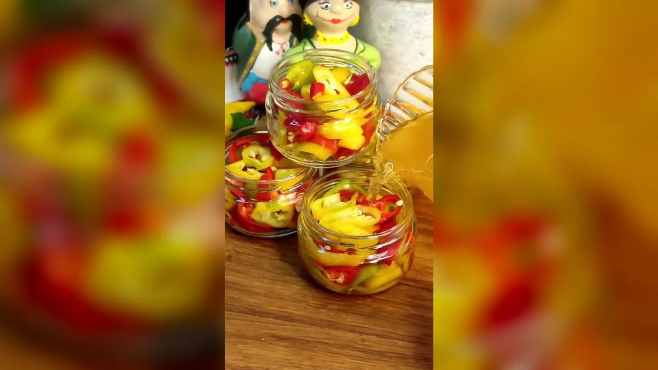 Маринований гострий перець у медовій заливці