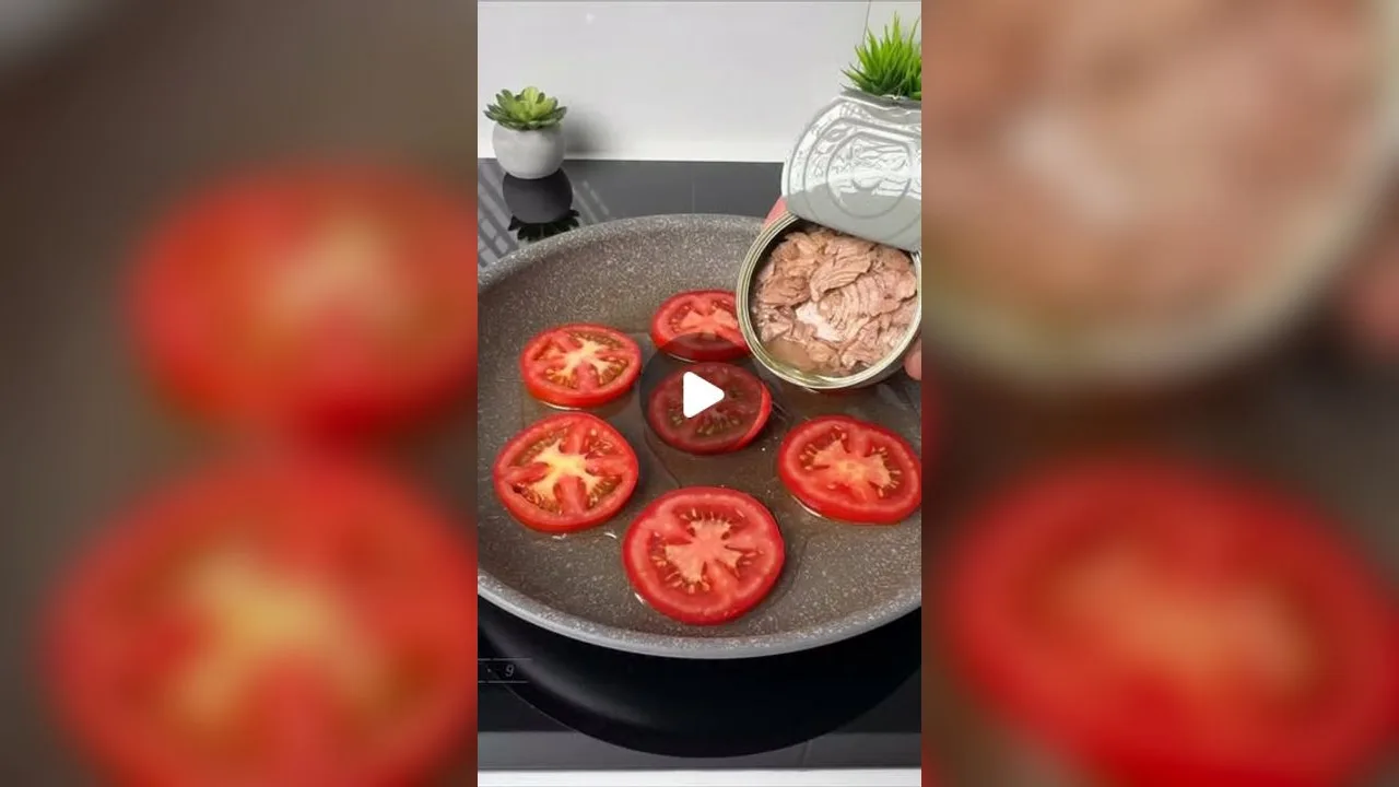 Омлет з тунцем, помідорами та моцарелою