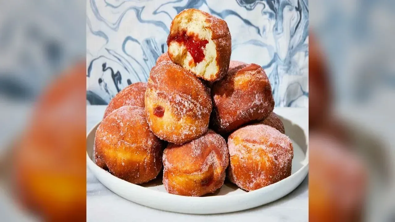 Polish doughnuts (Pączki)