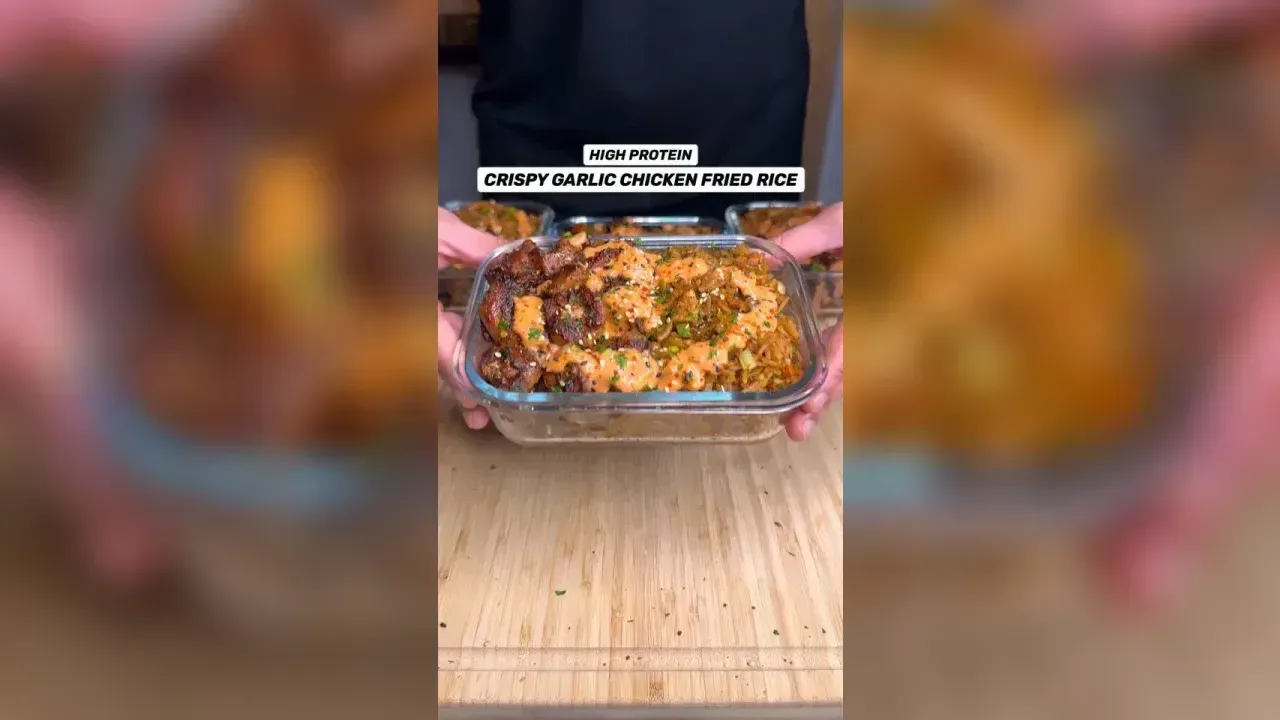 Курячий смажений рис із хрусткою часниковою куркою