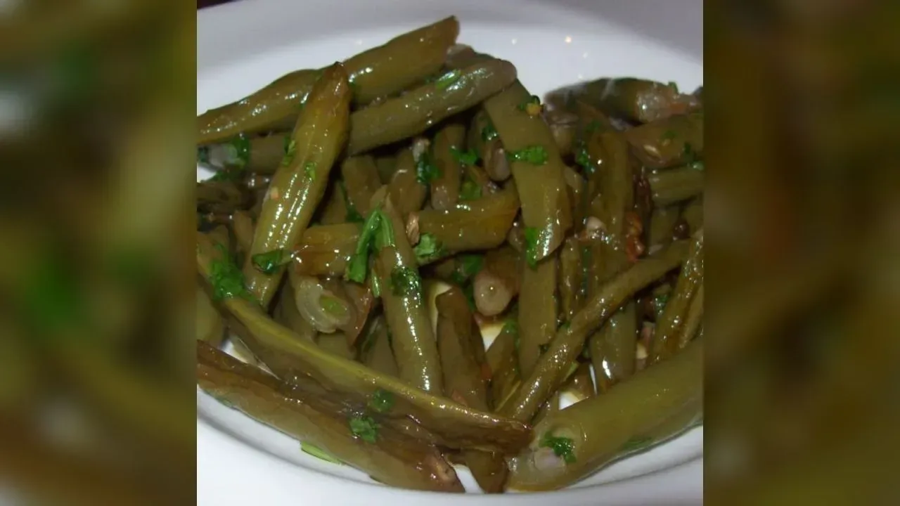 Fasoliyyeh Bi Z-Zayt (Syrian Green Beans with Olive Oil)