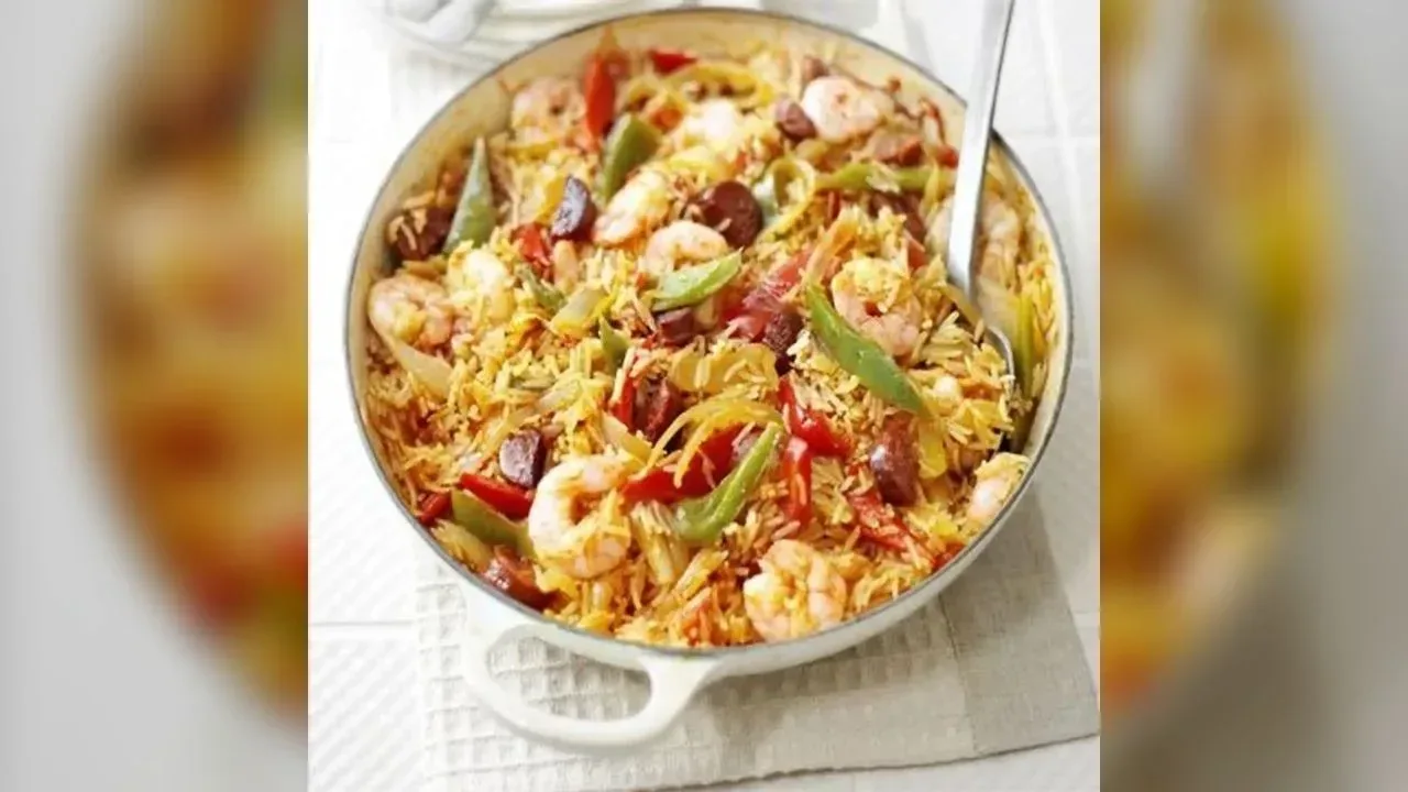Spanish rice & prawn one-pot