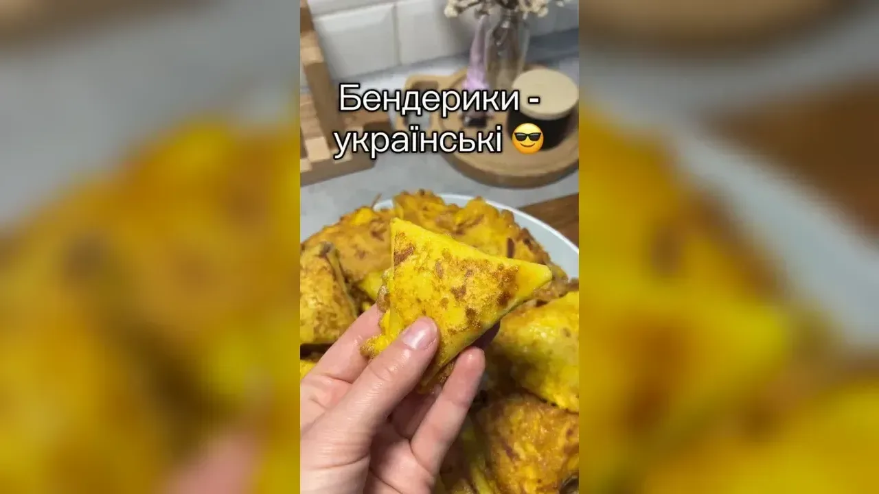 Млинці з м'ясною начинкою, обсмажені на сковороді