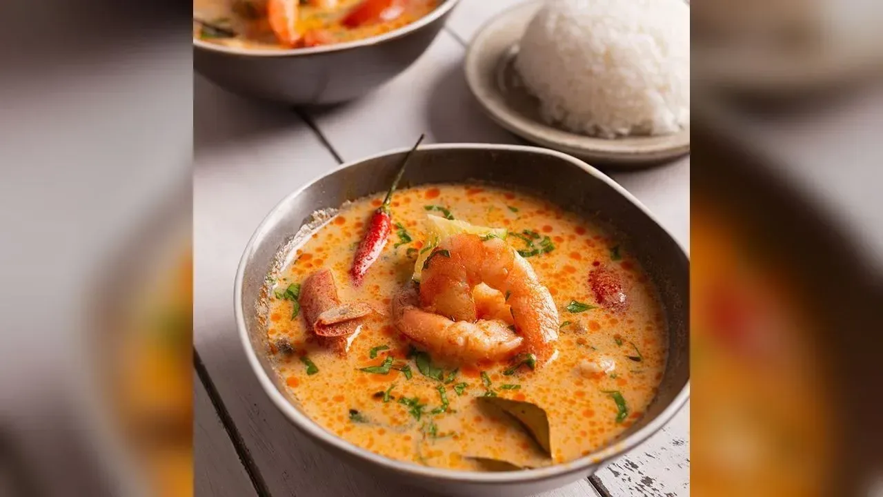Tom yum soup with prawns
