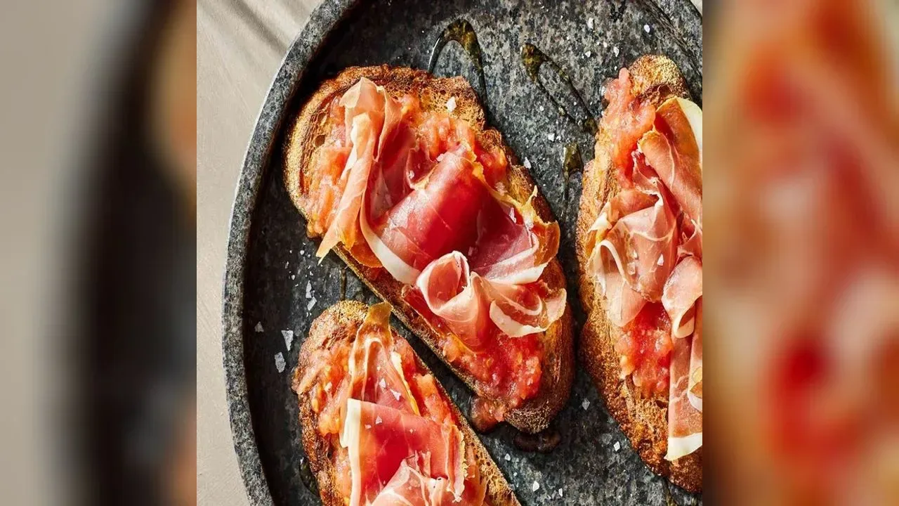 Spanish tomato bread with jamón Serrano