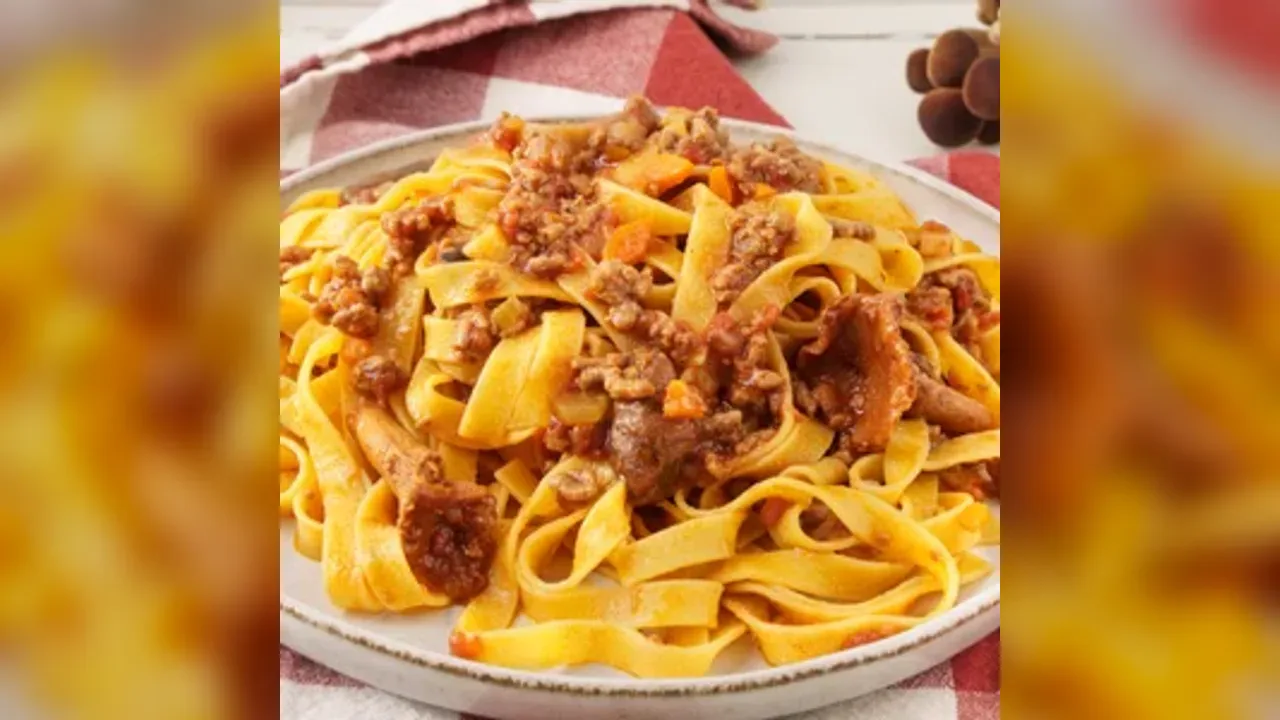 Tagliatelle com ragu de carne e cogumelos