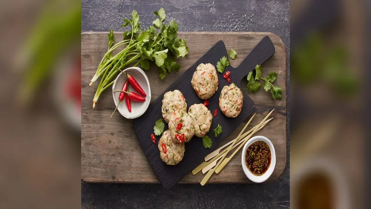 Thai chicken cakes with sweet chilli sauce
