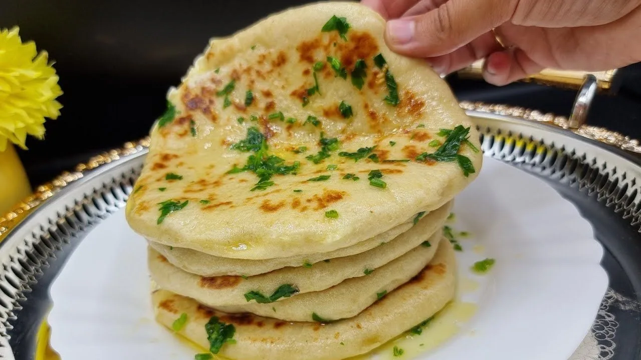 Pane piatto morbido cotto in padella