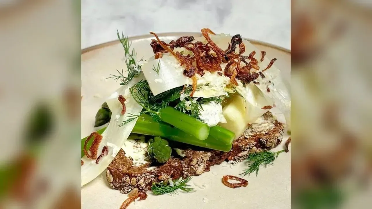 Nordic smørrebrød with asparagus and horseradish cream