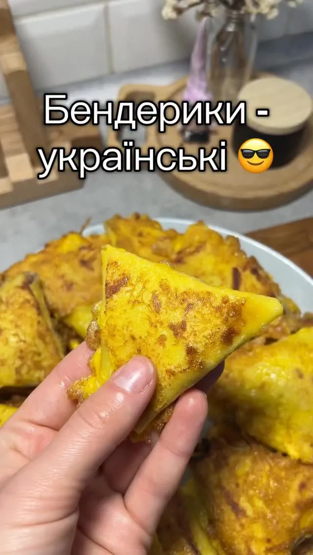 Млинці з м'ясною начинкою, обсмажені на сковороді