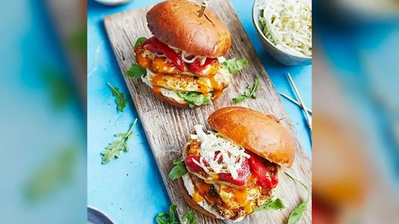 15-minute chicken & halloumi burgers